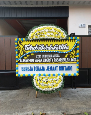 Papan Bunga Duka di Pantai Lunci