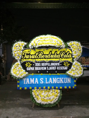 Papan Bunga Duka di Pantai Lunci
